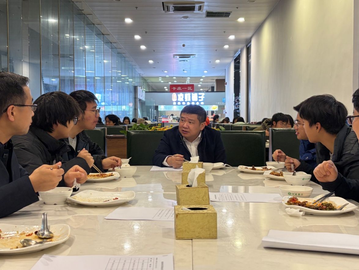 王校长与学生共进餐
