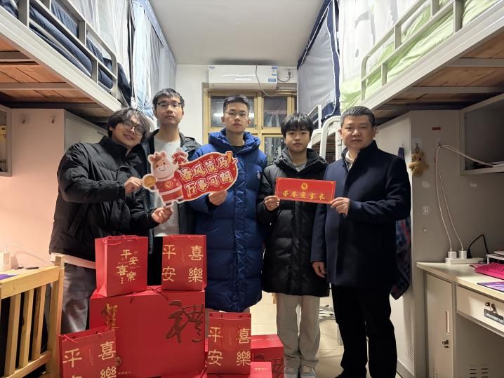 王校长慰问学生合照